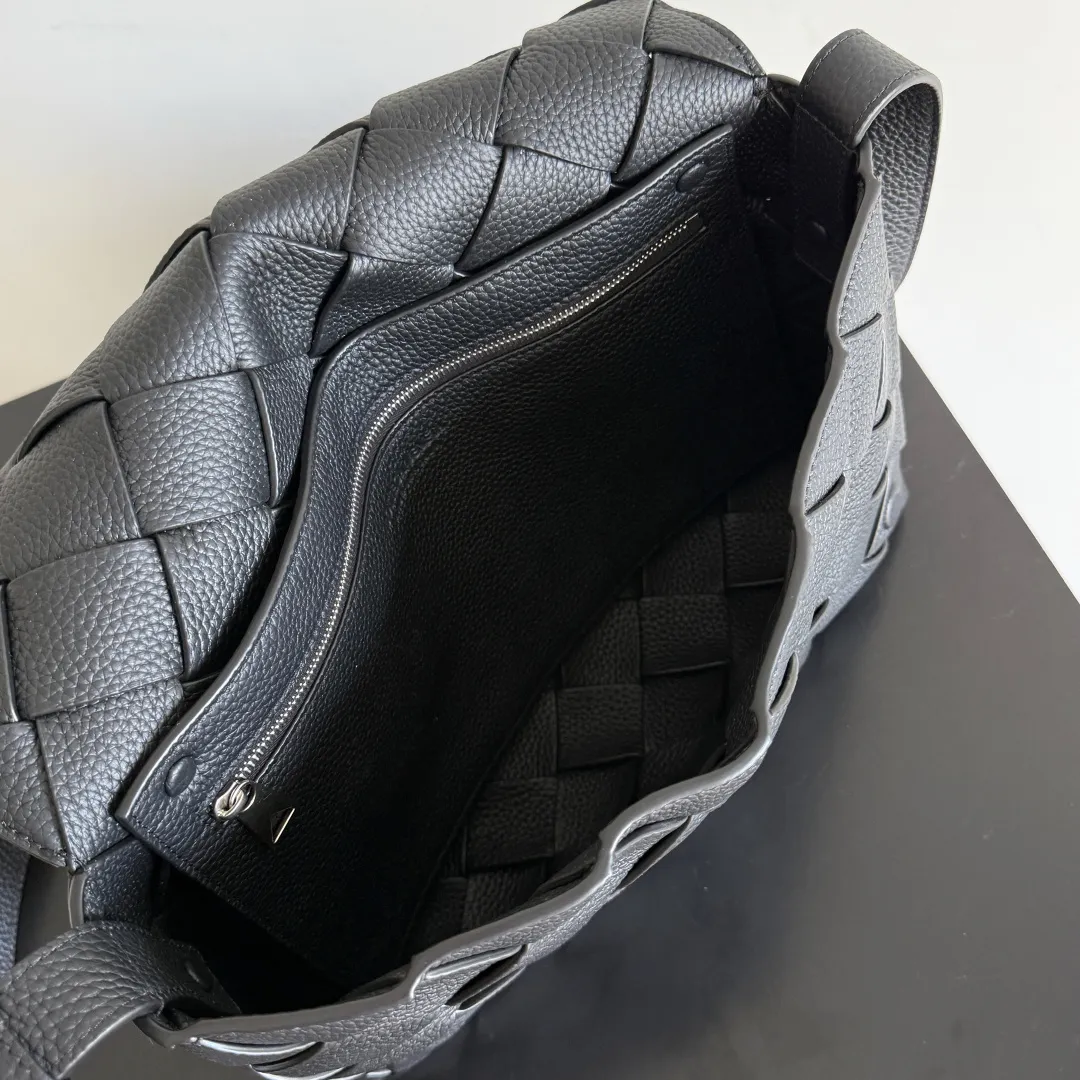 Batch 2220 BOTTEGA VENETA Bottega Veneta's 2025 new product Diago large cross-body bag is newly released [Celebration] [Celebration] The combination of pragmatism and Diago craftsmanship, high-quality leather with natural texture, soft and thick to the touch, different gloss refracted under different lights, flat The shape is clean and neat, there is no big logo, but it exudes calmness and nobility from any angle. The interior capacity is enough, and two power banks can be easily accommodated. There is also a small zippered pocket, which is especially suitable for easy-to-lose items such as access control cards. It is a bag that is both beautiful and practical👜 Style number: 815796 Size: 32*21.5*5cm Color: black